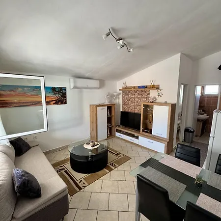 Didovi Dvori With Jacuzzi דירה Ražanac