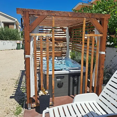 Didovi Dvori With Jacuzzi דירה Ražanac