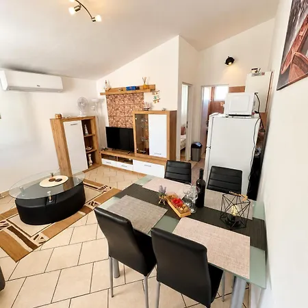 Didovi Dvori With Jacuzzi Appartement Ražanac